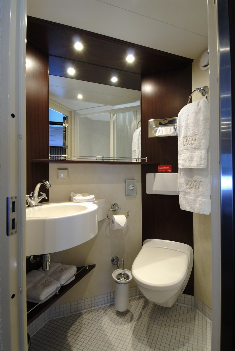 river queen suite bathroom